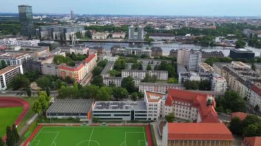 Güneşli bir yaz gününde, Emanuel Lasker Okulu Spor Sahası Berlin Şehri 'nin nehri manzarası. Ters İHA uçuşu 