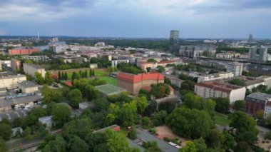 Güneşli bir yaz gününde, Emanuel Lasker Okulu Spor Sahası Berlin Şehri 'nin nehri manzarası. uçuş üstü insansız hava aracı 
