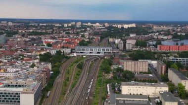 Berlin bölgesini arka plandaki nehir çılgınlığına bağlayan ostkreuz tren istasyonunun hava görüntüsü. Yukarıdan insansız hava aracı görüntüleri 