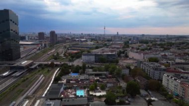 Berlin 'in ham arazi manzarasını yakalayan insansız hava aracı Friedrichshain bölgesinde kültürel, spor ve etkinlik alanıdır. Yukarıdan insansız hava aracı görüntüleri 