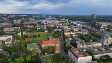 Güneşli bir yaz gününde, Emanuel Lasker Okulu Spor Sahası Berlin Şehri 'nin nehri manzarası. panorama yörünge dronu 