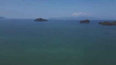 Langkawi 'de turkuaz suyla tropikal Rekreasi Kastam sahilinin havadan görünüşü. Sol İHA 'ya dön 