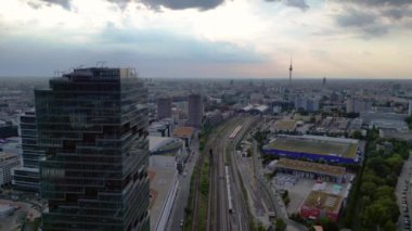 Berlin İstasyonu 'nun modern mimarisi ve tren raylarıyla bulutlu bir yaz gününde şehir merkezine giden hava manzarası. İHA alçalıyor 