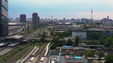 Berlin 'in ham arazi manzarasını yakalayan insansız hava aracı Friedrichshain bölgesinde kültürel, spor ve etkinlik alanıdır. Yukarıdan insansız hava aracı görüntüleri 