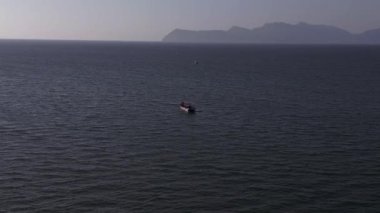 Turistler, Malezya 'daki yemyeşil tropikal ormanlarla kumlu kafatası sahillerinde dinleniyorlar. hız rampası hiper hareket zaman aşımı 