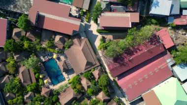 Tayland 'daki Phi phi Island tonsai köyü sahil şeridi boyunca oteller ve tatil beldeleri ile gösterilir. İHA kamerası aşağıya bakıyor 