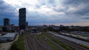 Berlin Warschauer istasyonu, birden fazla tren yolu, modern gökdelenler ve arka planda ikonik televizyon kulesi. panorama genel görünüm dronu 