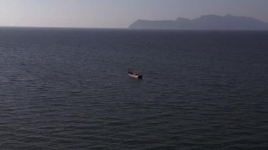Turistler, Malezya 'daki yemyeşil tropikal ormanlarla kumlu kafatası sahillerinde dinleniyorlar. panorama genel görünüm dronu 