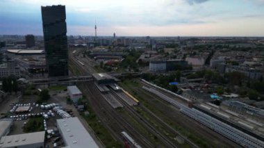 Berlin Warschauer istasyonu, birden fazla tren yolu, modern gökdelenler ve arka planda ikonik televizyon kulesi. geniş yörünge görünümü dronu 