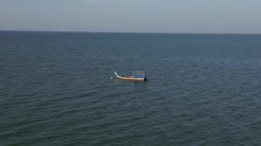 Turistler, Malezya 'daki yemyeşil tropikal ormanlarla kumlu kafatası sahillerinde dinleniyorlar. Ters İHA uçuşu 