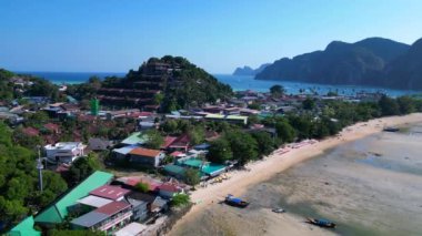 Tayland 'daki Phi phi Island tonsai köyü sahil şeridi boyunca oteller ve tatil beldeleri ile gösterilir. Yukarıdan insansız hava aracı görüntüleri 