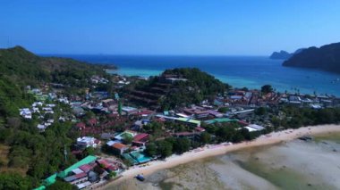 Tayland 'daki Phi phi Island tonsai köyü sahil şeridi boyunca oteller ve tatil beldeleri ile gösterilir. panorama genel görünüm dronu 