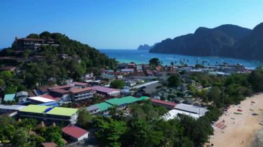 Tayland 'daki Phi phi Island tonsai köyü sahil şeridi boyunca oteller ve tatil beldeleri ile gösterilir. uçuş üstü insansız hava aracı 