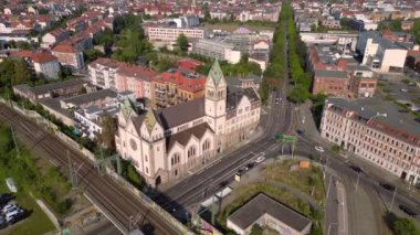 Leipzig Liebfrauenkirche Lindenau 'nun hava manzarası, Hıristiyan kilisesi ve çevre şehir manzarasının yer aldığı Almanya. Ters İHA uçuşu 