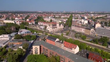 Leipzig Liebfrauenkirche Lindenau 'nun hava manzarası, Hıristiyan kilisesi ve çevre şehir manzarasının yer aldığı Almanya. panorama genel görünüm dronu 