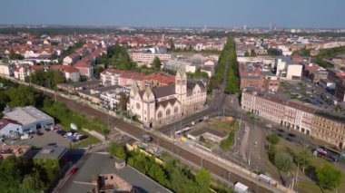 Leipzig Liebfrauenkirche Lindenau 'nun hava manzarası, Hıristiyan kilisesi ve çevre şehir manzarasının yer aldığı Almanya. Yukarıdan insansız hava aracı görüntüleri 