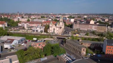 Leipzig Liebfrauenkirche Lindenau 'nun hava manzarası, Hıristiyan kilisesi ve çevre şehir manzarasının yer aldığı Almanya. Ters İHA uçuşu 