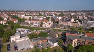 Leipzig Liebfrauenkirche Lindenau 'nun hava manzarası, Hıristiyan kilisesi ve çevre şehir manzarasının yer aldığı Almanya. geniş yörünge görünümü dronu 