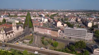 Leipzig Liebfrauenkirche Lindenau 'nun hava manzarası, Hıristiyan kilisesi ve çevre şehir manzarasının yer aldığı Almanya. panorama genel görünüm dronu 