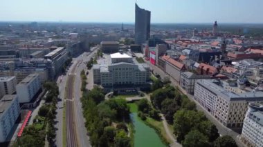 Leipzig 'in havadan görünüşü, Almanya Opera Binası meydanını, Hochhaus Kulesini ve etrafındaki iş ve parkları gösteriyor. panorama yörünge dronu 