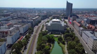 Leipzig 'in havadan görünüşü, Almanya Opera Binası meydanını, Hochhaus Kulesini ve etrafındaki iş ve parkları gösteriyor. panorama genel görünüm dronu 
