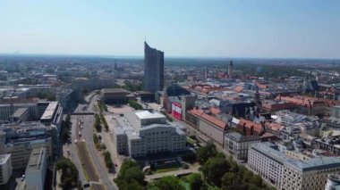 Leipzig 'in havadan görünüşü, Almanya Opera Binası meydanını, Hochhaus Kulesini ve etrafındaki iş ve parkları gösteriyor. uçuş üstü insansız hava aracı 