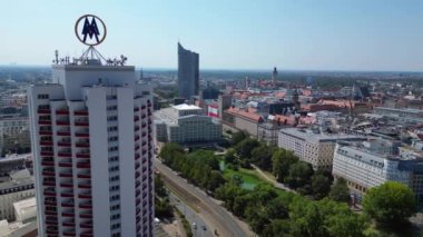 Leipzig 'in havadan görünüşü, Almanya Opera Binası meydanını, Hochhaus Kulesini ve etrafındaki iş ve parkları gösteriyor. Çok yakından geçen bir insansız uçak 