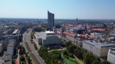 Leipzig 'in havadan görünüşü, Almanya Opera Binası meydanını, Hochhaus Kulesini ve etrafındaki iş ve parkları gösteriyor. Ters İHA uçuşu 