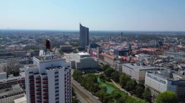 Leipzig 'in havadan görünüşü, Almanya Opera Binası meydanını, Hochhaus Kulesini ve etrafındaki iş ve parkları gösteriyor. panorama genel görünüm dronu 