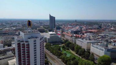 Leipzig 'in havadan görünüşü, Almanya Opera Binası meydanını, Hochhaus Kulesini ve etrafındaki iş ve parkları gösteriyor. Yukarıdan insansız hava aracı görüntüleri 