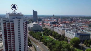 Leipzig 'in havadan görünüşü, Almanya Opera Binası meydanını, Hochhaus Kulesini ve etrafındaki iş ve parkları gösteriyor. panorama genel görünüm dronu 