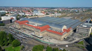 Leipzig merkez istasyonunun hava görüntüsü güneşli bir yaz gününde tramvay ve otobüslerin sürüşünü gösteriyor. hız rampası hiper hareket zaman aşımı 