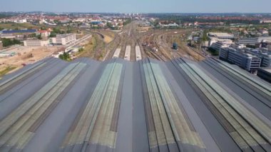 Leipzig merkez istasyonunun hava görüntüsü güneşli bir yaz gününde tramvay ve otobüslerin sürüşünü gösteriyor. hız rampası hiper hareket zaman aşımı 