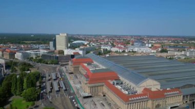 Leipzig merkez istasyonunun hava görüntüsü güneşli bir yaz gününde tramvay ve otobüslerin sürüşünü gösteriyor. Ters İHA uçuşu 