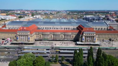 Leipzig merkez istasyonunun hava görüntüsü güneşli bir yaz gününde tramvay ve otobüslerin sürüşünü gösteriyor. doly sağ drone 