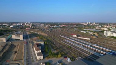  Almanya 'daki Leipzig Ana İstasyonu' na giden tren rayları, yolcuların binmesini bekleyen trenler. panorama yörünge dronu 