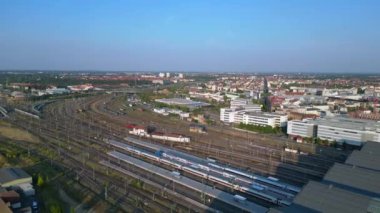  Almanya 'daki Leipzig Ana İstasyonu' na giden tren rayları, yolcuların binmesini bekleyen trenler. hız rampası hiper hareket zaman aşımı 