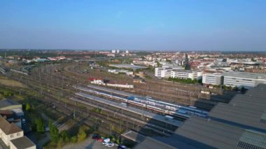  Almanya 'daki Leipzig Ana İstasyonu' na giden tren rayları, yolcuların binmesini bekleyen trenler. İHA yükseliyor 