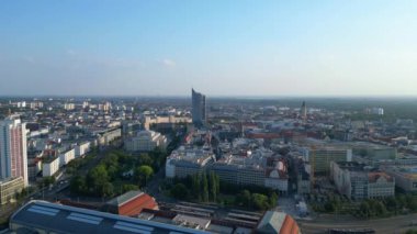  Almanya 'daki Leipzig Ana İstasyonu' na giden tren rayları, yolcuların binmesini bekleyen trenler. İHA 'yı eğ 