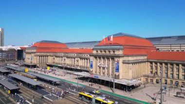 Leipzig merkez istasyonunun hava görüntüsü güneşli bir yaz gününde tramvay ve otobüslerin sürüşünü gösteriyor. İHA yükseliyor 