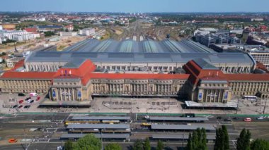 Leipzig merkez istasyonunun hava görüntüsü güneşli bir yaz gününde tramvay ve otobüslerin sürüşünü gösteriyor. Yukarıdan insansız hava aracı görüntüleri 