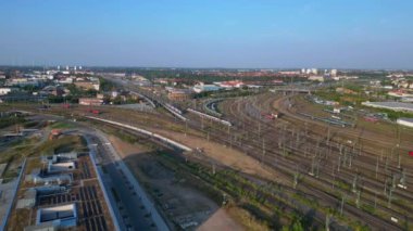  Almanya 'daki Leipzig Ana İstasyonu' na giden tren rayları, yolcuların binmesini bekleyen trenler. Ters İHA uçuşu 