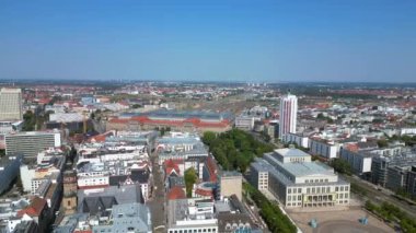 Leipzig 'in hava manzarası, Hochhaus gökdeleni ve Augustusplatz Meydanı' nın yer aldığı Almanya. hız rampası hiper hareket zaman aşımı 