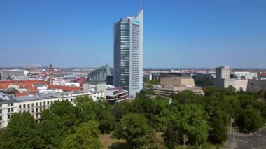 Leipzig 'in hava manzarası, Hochhaus gökdeleni ve Augustusplatz Meydanı' nın yer aldığı Almanya. hız rampası hiper hareket zaman aşımı 