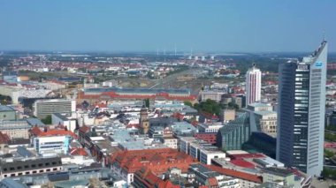 Leipzig 'in hava manzarası, Hochhaus gökdeleni ve Augustusplatz Meydanı' nın yer aldığı Almanya. Yukarıdan insansız hava aracı görüntüleri 