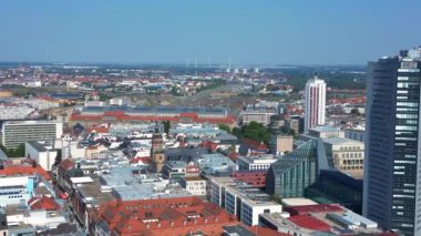 Leipzig 'in hava manzarası, Hochhaus gökdeleni ve Augustusplatz Meydanı' nın yer aldığı Almanya. panorama yörünge dronu 