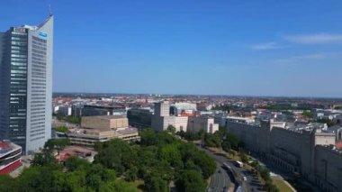 Leipzig 'in hava manzarası, Hochhaus gökdeleni ve Augustusplatz Meydanı' nın yer aldığı Almanya. panorama genel görünüm dronu 