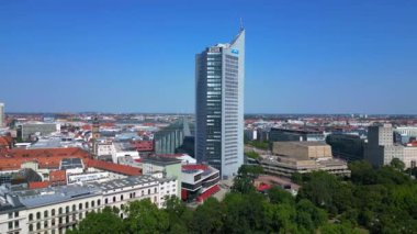 Leipzig 'in hava manzarası, Hochhaus gökdeleni ve Augustusplatz Meydanı' nın yer aldığı Almanya. Dolly sol İHA 
