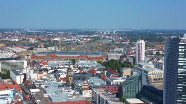 Leipzig 'in hava manzarası, Hochhaus gökdeleni ve Augustusplatz Meydanı' nın yer aldığı Almanya. uçuş üstü insansız hava aracı 