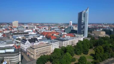 Leipzig 'in hava manzarası, Hochhaus gökdeleni ve Augustusplatz Meydanı' nın yer aldığı Almanya. İHA yükseliyor 